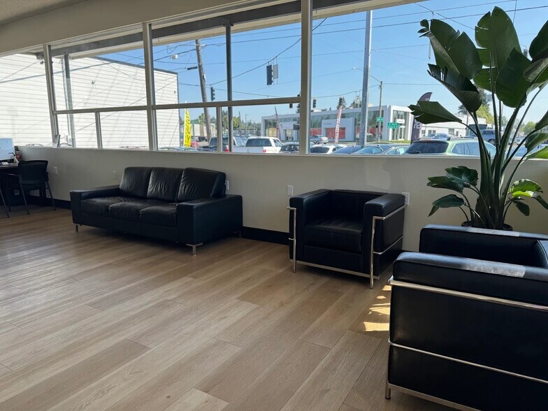 More Photos Of 20105 McLoughlin Blvd, Gladstone Freestanding For Lease