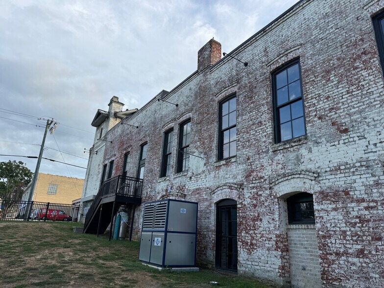 More Photos Of 106 S Ray, Carthage Restaurant For Sale