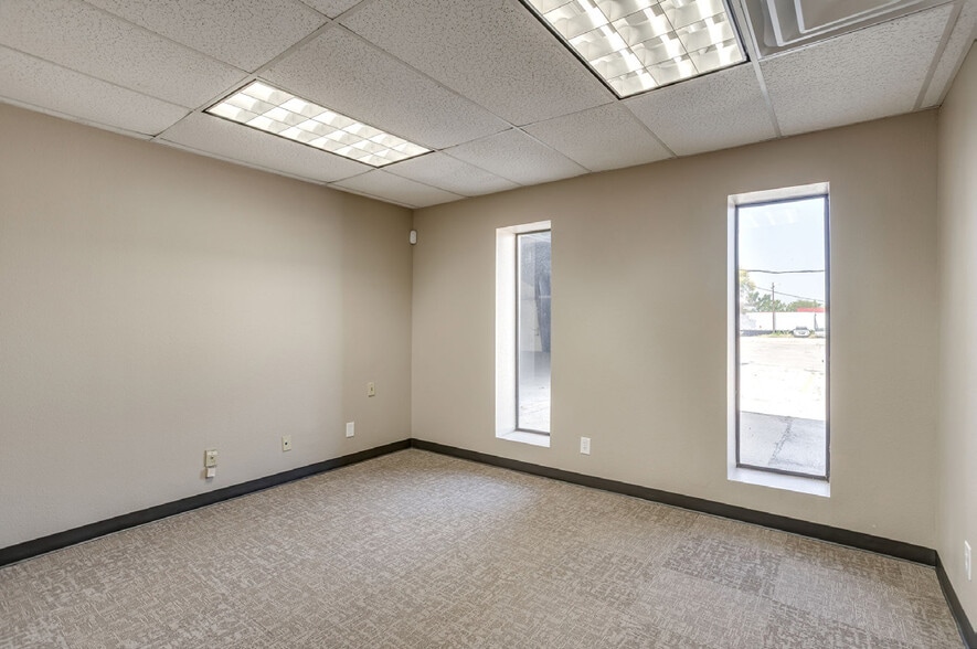 More Photos Of 926 W Division St, Arlington Flex For Sale