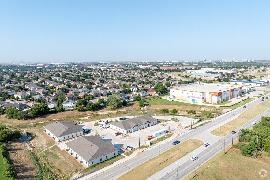 More Photos Of 3400-3420 Basswood Blvd, Fort Worth Unknown For Lease