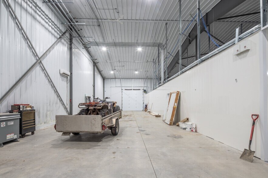 More Photos Of 113 Mnt Glass, Saint-Bernard-de-Lacolle Flex For Sale