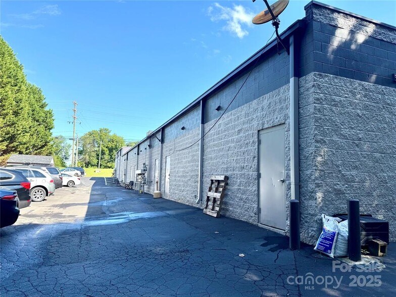 More Photos Of 110 Charleston Dr, Mooresville Office For Sale