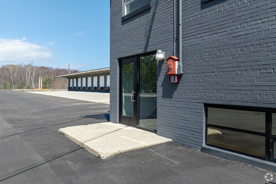 More Photos Of 95 Concord St, North Reading Truck Terminal For Lease