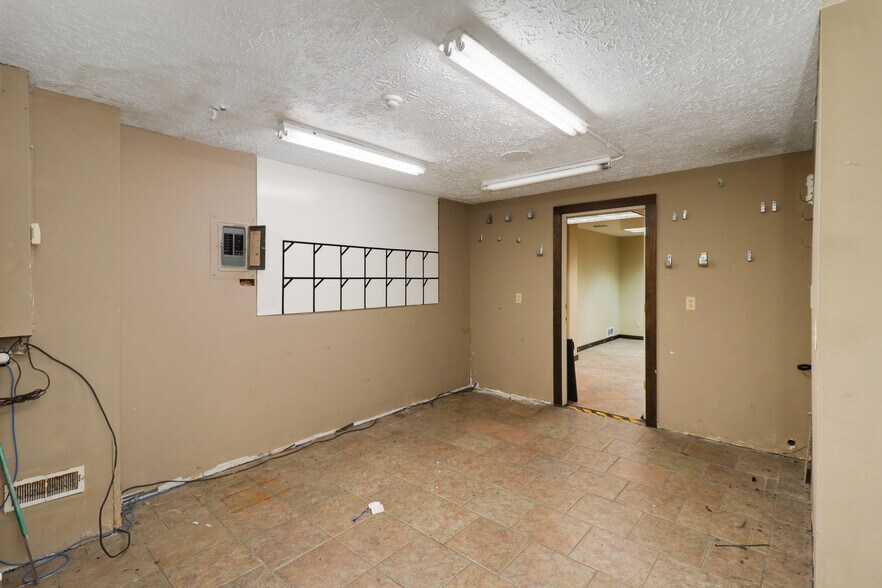 More Photos Of 106 Oak Creek Plz, Bloomington Warehouse For Lease