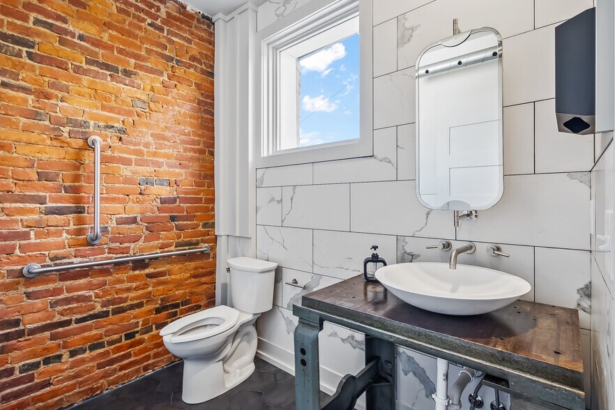 More Photos Of 33 N Sandusky St, Delaware Storefront Retail Office For Lease