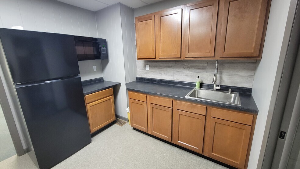 More Photos Of 408 4th St, Centuria Storefront For Lease