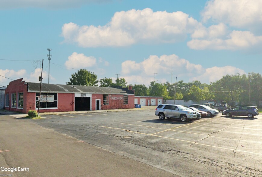 More Photos Of 308 S Market St, Champaign Service Station For Sale