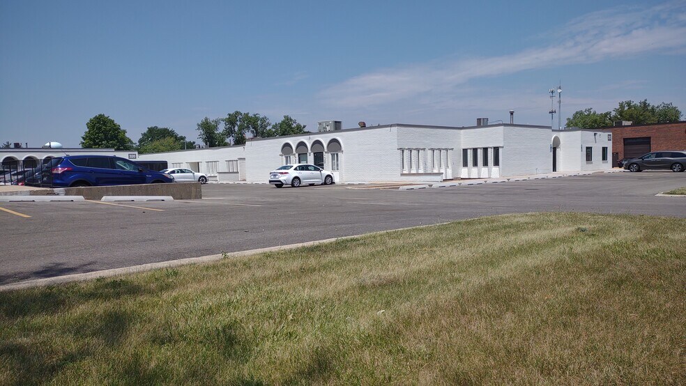 More Photos Of 310-340 Melvin, Northbrook Industrial For Lease