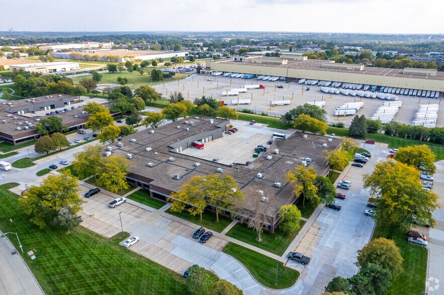 More Photos Of 11200-11274 Aurora Ave, Urbandale Flex For Lease