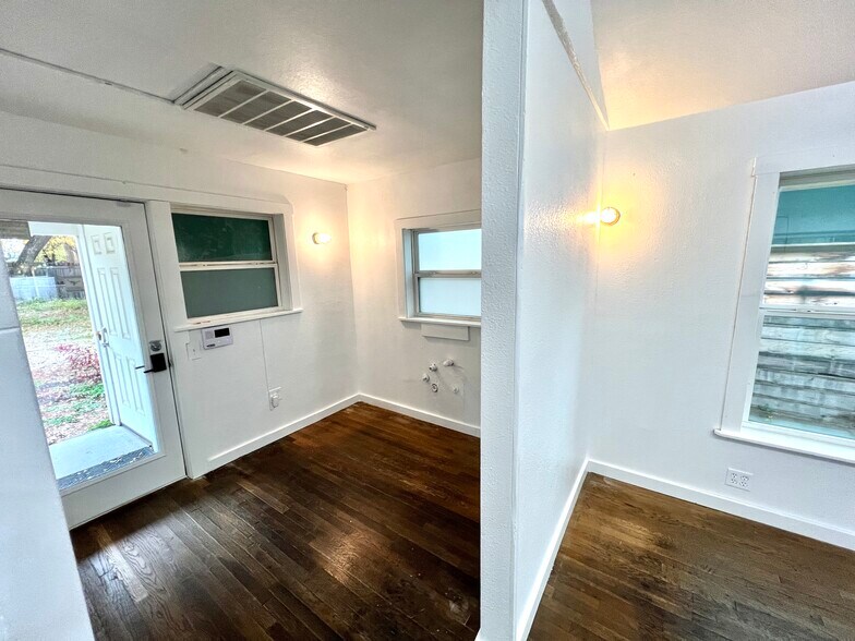 More Photos Of 1628 S 1st St, Austin Storefront Retail Residential For Sale