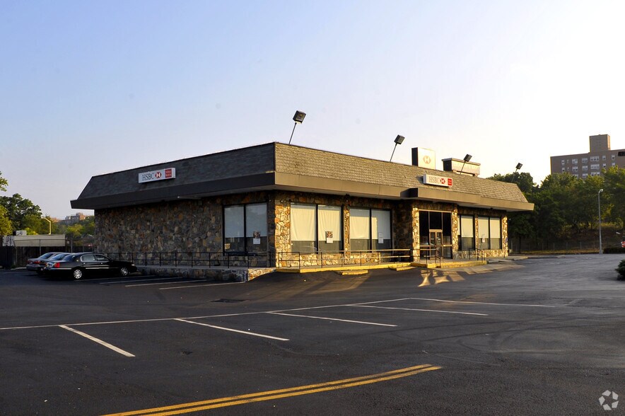 More Photos Of 8973 Bay Pkwy, Brooklyn Unknown For Lease