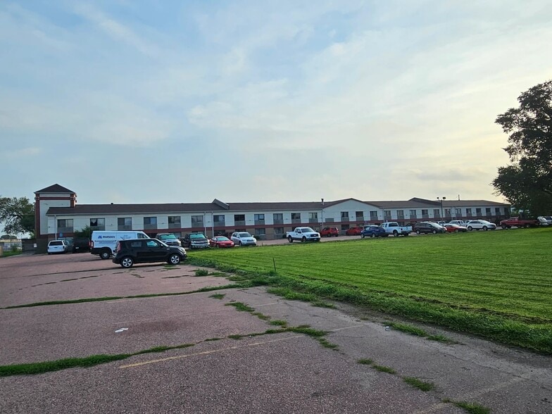 More Photos Of 1300 W Russell St, Sioux Falls Hotel For Sale