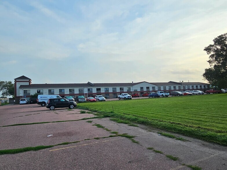 More Photos Of 1300 W Russell St, Sioux Falls Hotel For Sale