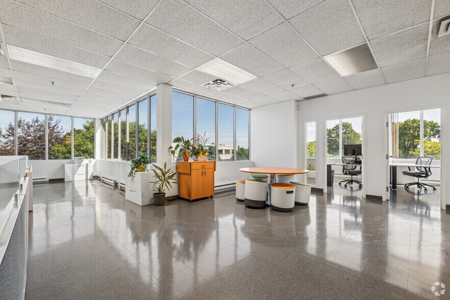More Photos Of 4600-4612 Chemin Du Bois-Franc, Saint-Laurent Warehouse For Lease