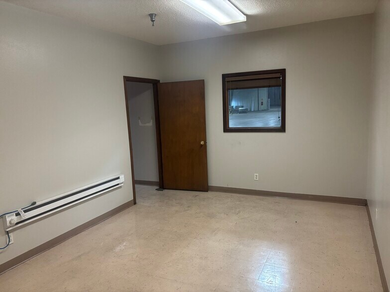 More Photos Of 150 Fox Sauk Rd, Ottumwa Warehouse For Lease