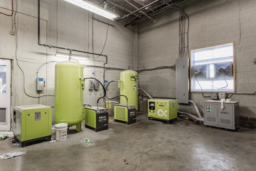 More Photos Of 1825 W 18th St, Anderson Warehouse For Sale