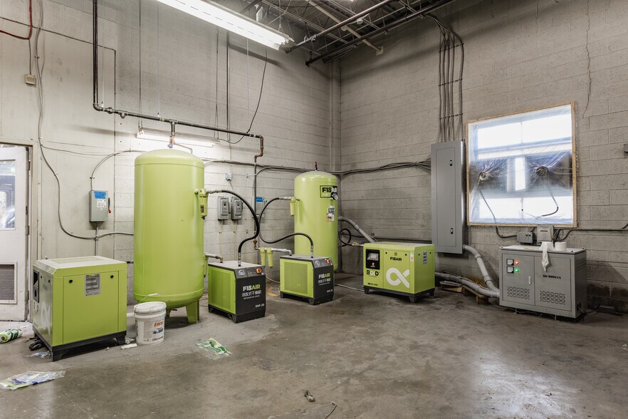 More Photos Of 1825 W 18th St, Anderson Warehouse For Sale