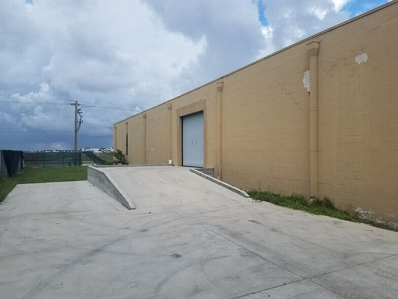 More Photos Of 6001 Powerline Rd, Fort Lauderdale Showroom For Lease