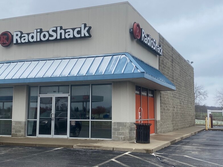 More Photos Of 2513-2521 E North St, Kendallville Storefront For Lease