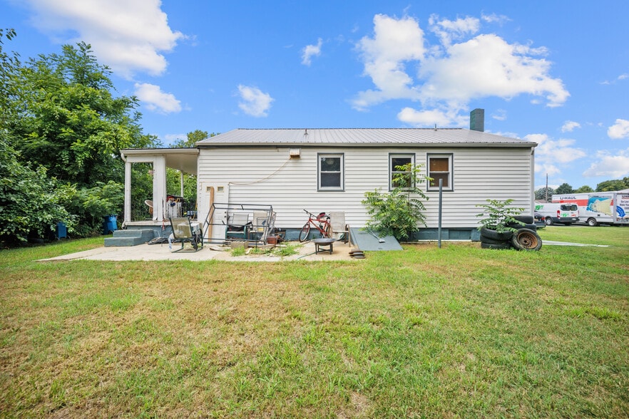 More Photos Of 2516-2518 N Dupont Pky, Middletown Freestanding For Sale