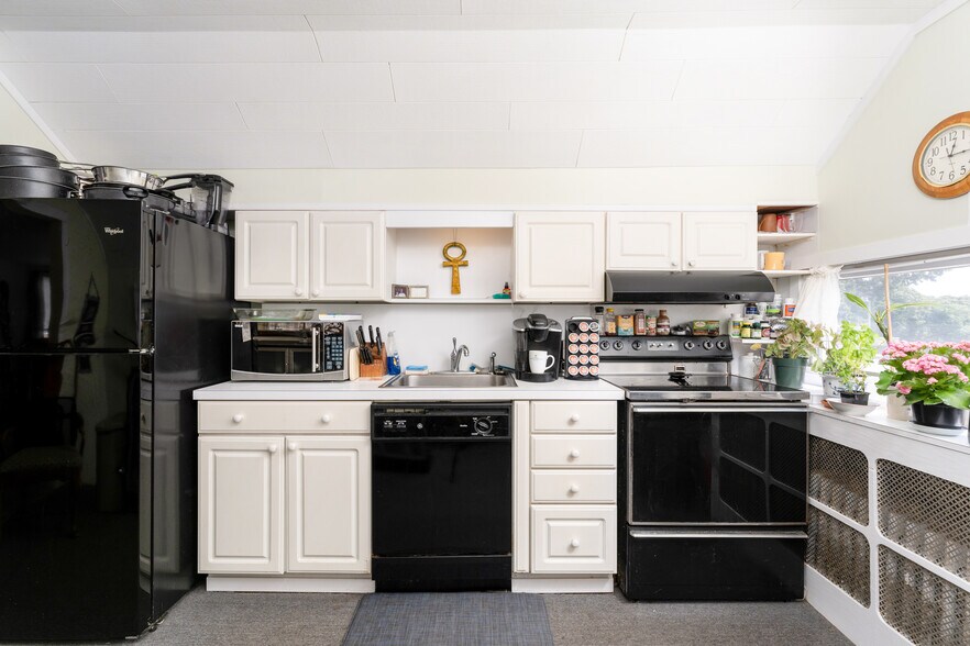 More Photos Of 94 E Montauk Hwy, Hampton Bays General Retail For Sale