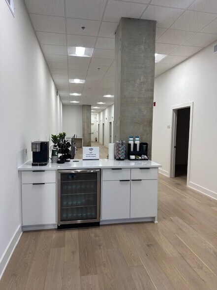 More Photos Of 6901 W 135th St, Overland Park General Retail For Lease