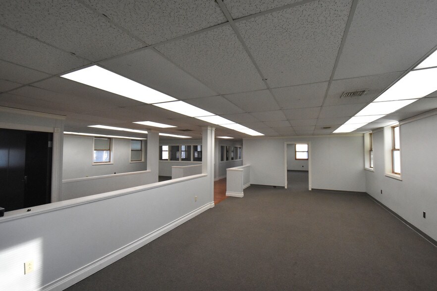 More Photos Of 544 Niedringhaus Ave, Granite City Office For Lease