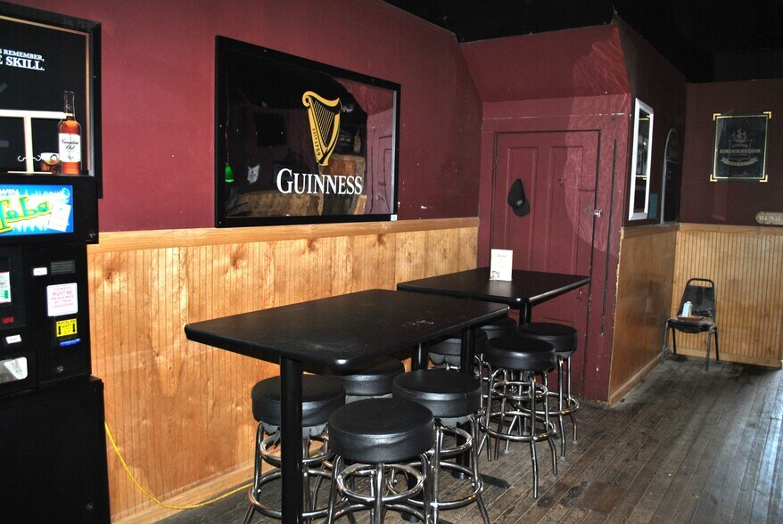 More Photos Of 209 W Main St, Circleville Storefront For Sale