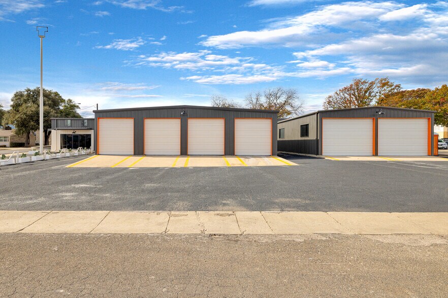 More Photos Of 408 S Main St, Lampasas Light Distribution For Sale