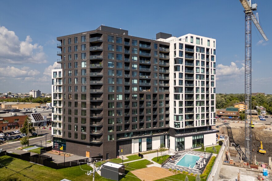 More Photos Of 880 Av Carson, Dorval General Retail For Lease