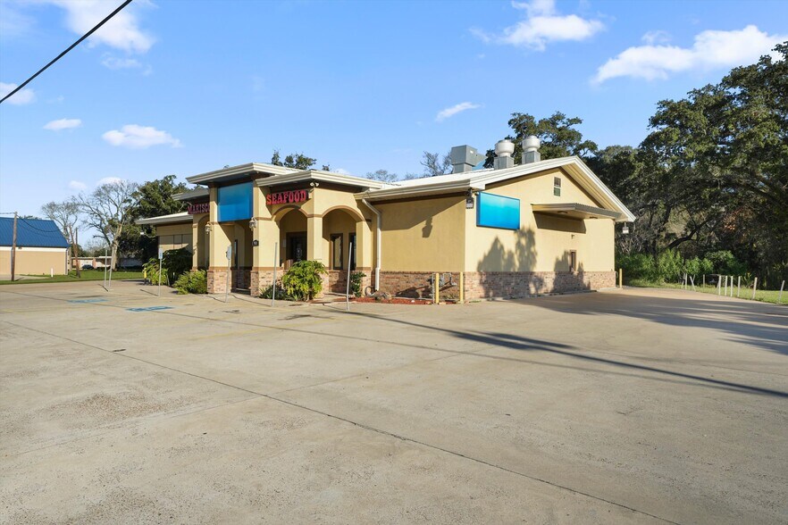 More Photos Of 918 W Plantation Dr, Clute Restaurant For Sale