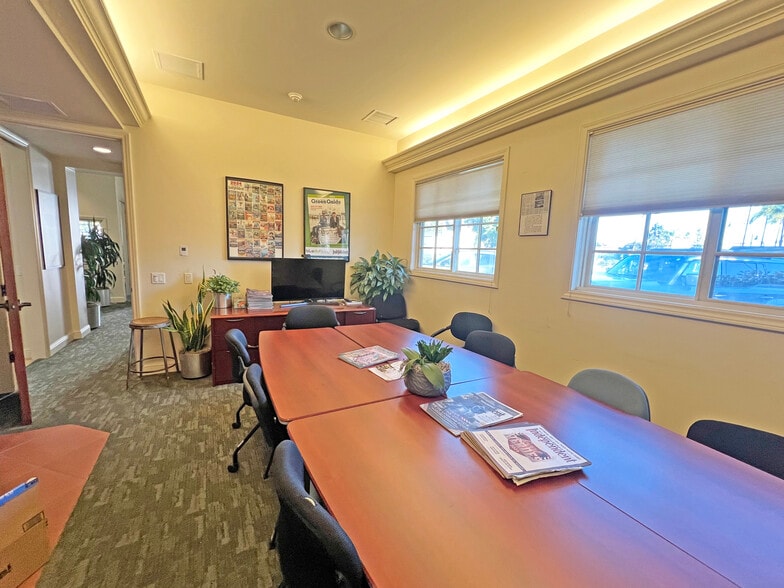 More Photos Of 1715 State St, Santa Barbara Office For Lease