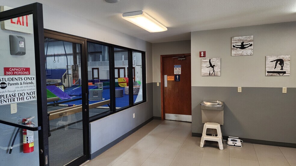 More Photos Of 2080 W 20th Ave, Oshkosh Flex For Sale