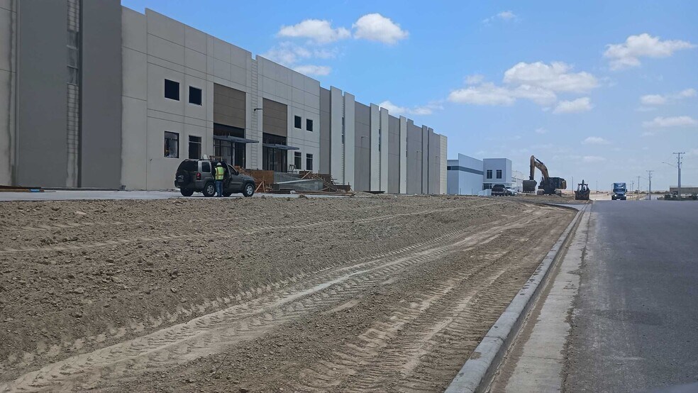 More Photos Of 1192 Reuthinger Pky, Laredo Distribution For Sale