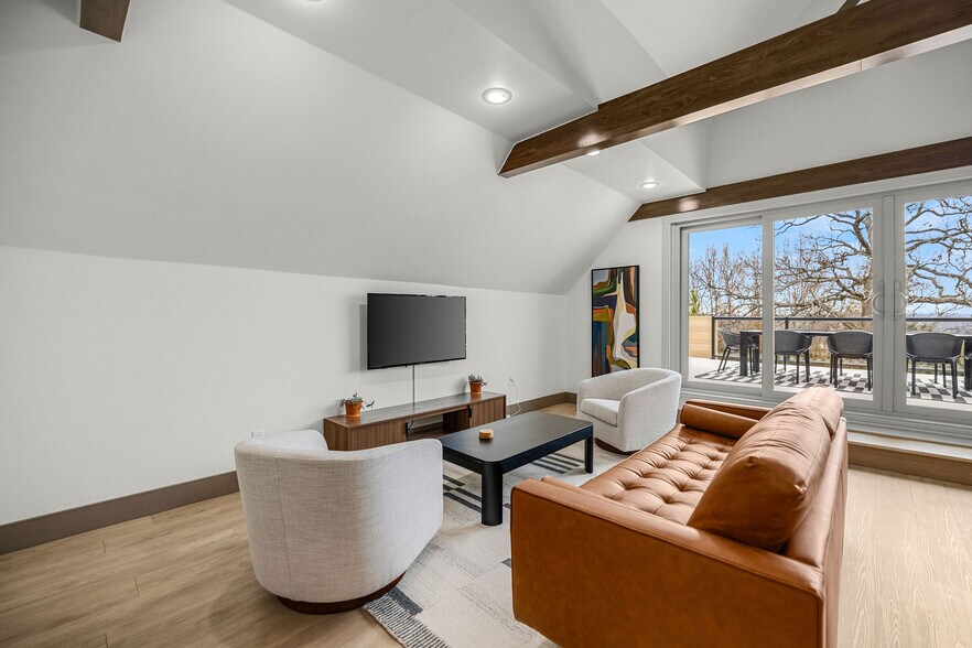 More Photos Of 14733 Dutchmans Dr, Rogers Hotel For Sale