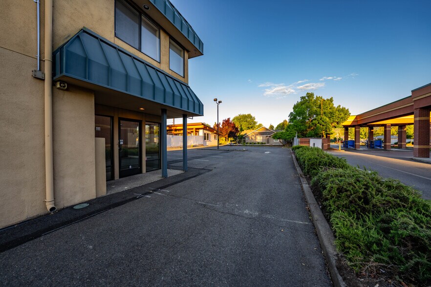 More Photos Of 735 SE 7th St, Grants Pass Office For Sale