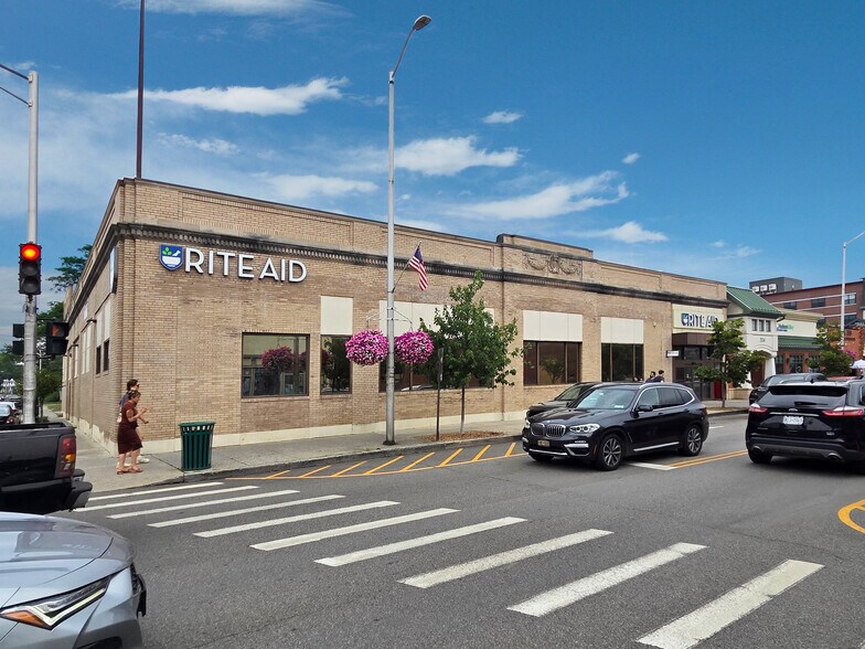 Primary Photo Of 320-322 Main St, Beacon Drugstore For Lease