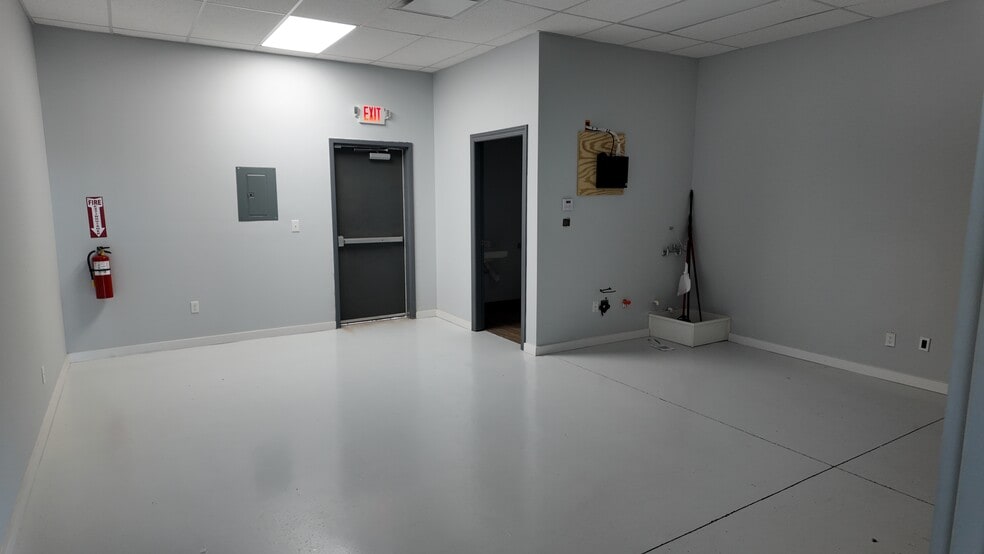 More Photos Of 15000 Edgemere, El Paso Storefront For Lease