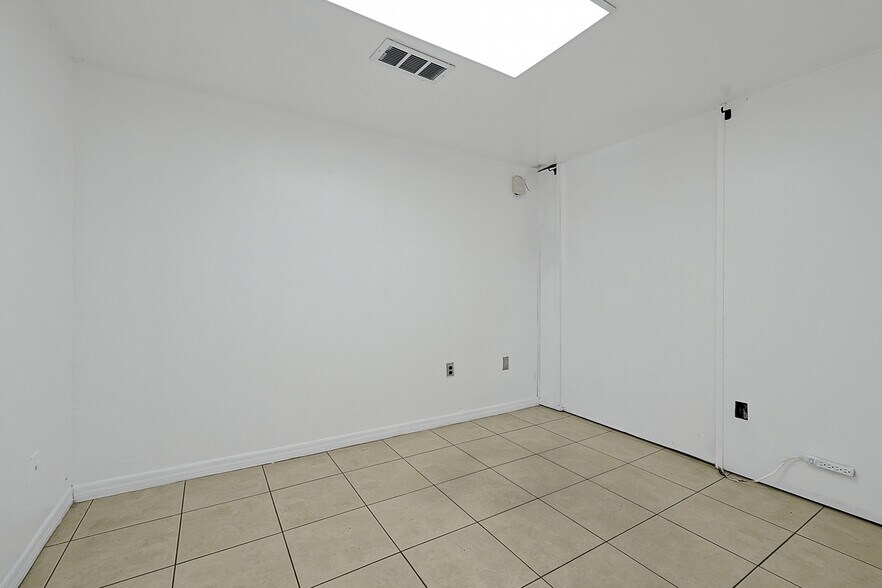 More Photos Of 11435 Rocket Blvd, Orlando Warehouse For Lease