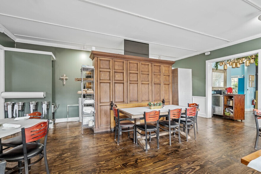 More Photos Of 925 10th St, Port Royal Restaurant For Sale
