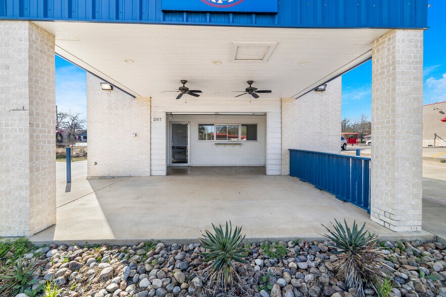 More Photos Of 207 N Henderson Blvd, Kilgore Storefront For Lease