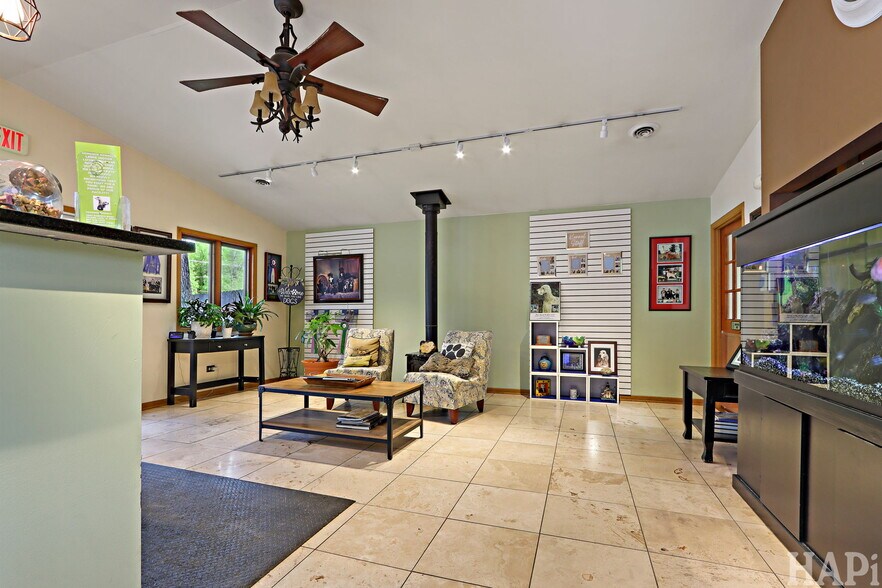 More Photos Of 4403 S Roberts Rd, Island Lake Veterinarian Kennel For Sale