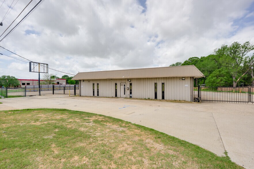 More Photos Of 801 N Walton Walker Hwy, Irving Warehouse For Lease