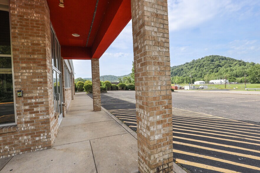 More Photos Of 902 N Lewis St, Glenville Drugstore For Lease