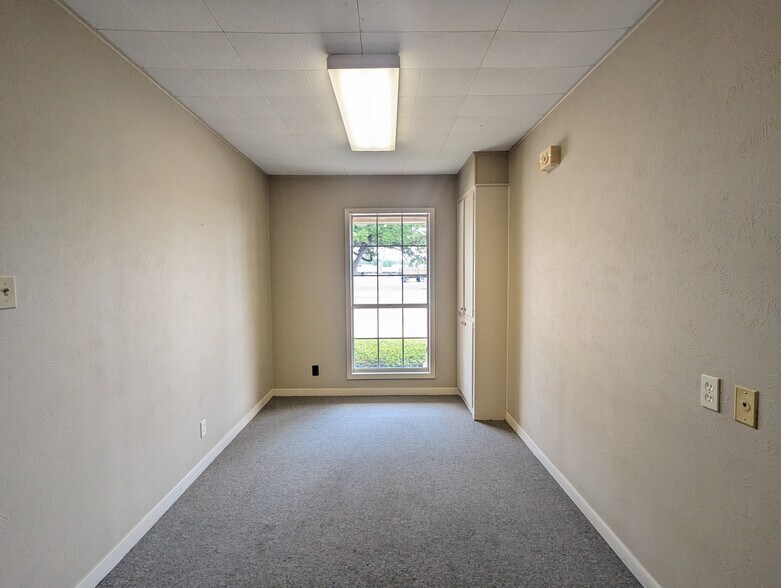 More Photos Of 3635 Eastex Fwy, Beaumont Office For Sale