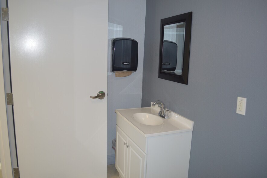 More Photos Of 2979 N 46th Ave, Saint Petersburg Office For Lease