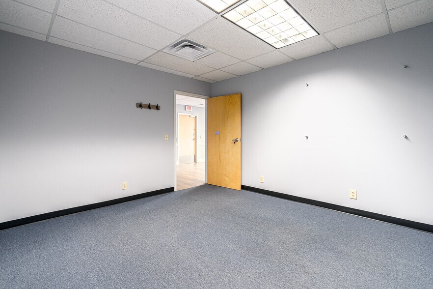 More Photos Of 617 Mulberry St, Elizabethtown Office For Sale