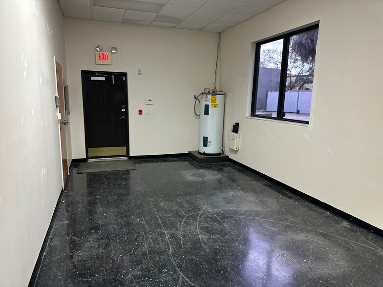 More Photos Of 733-737 Commerce Dr, Venice Unknown For Lease