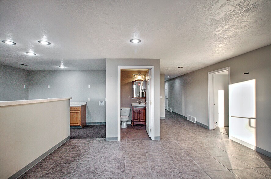 More Photos Of 225 West St, Evanston Light Manufacturing For Sale