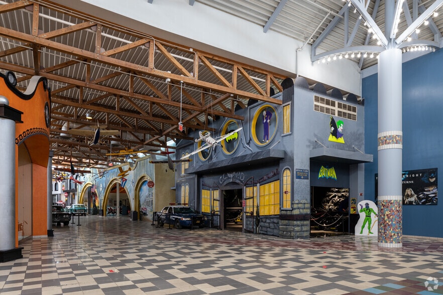 More Photos Of 5250 International Dr, Orlando Restaurant For Lease